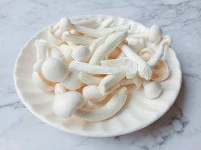 白玉菇切尾清洗干净备用。