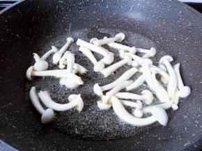 锅里放油烧热下入白玉菇。