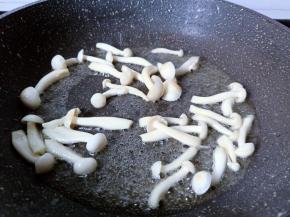 白玉菇翻炒至微软。