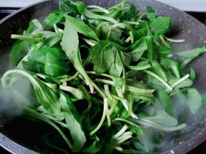 加入马兰头快速翻炒。