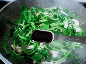 加一勺六月鲜特级原汁酱油。