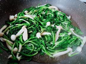 翻炒均匀关火装盘。