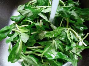 流水冲洗干净控一下水份。