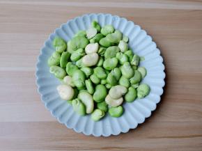 蚕豆剥壳取出蚕豆米。