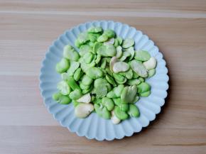 蚕豆再对半掰开容易熟。