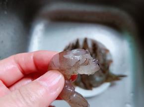 新鲜对虾放冰箱冷冻一小时再剥壳就非常容易。