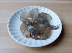 剥好的对虾用刀在虾背划一下。