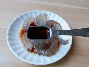 加入生抽一勺。