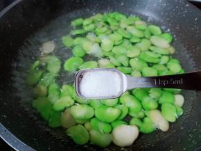 锅中放水、盐和几滴食用油，水开后放蚕豆焯烫沥干备用。