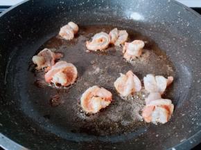 烧热锅加入适量的油，放入姜末煸炒出香味放入虾仁翻炒。
