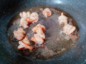 待虾仁翻炒变色。