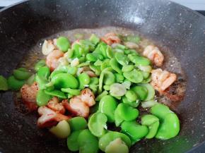 加入焯过水的蚕豆一起翻炒。