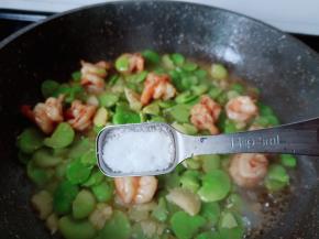 加一勺盐调味。