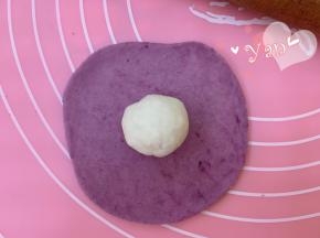 白色面团揉成球状，将白面团放入粉面团中间。跟包包子一样，捏紧收口，收口朝下。