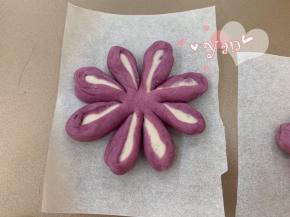 把每一份翻过来，用手指一次摁平整。