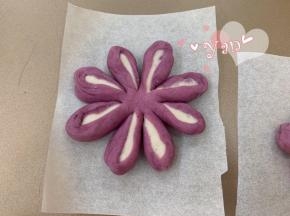 把每一份翻过来，用手指一次摁平整。