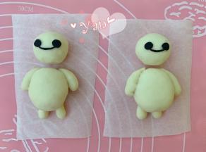 沾水将手臂和腿粘上。