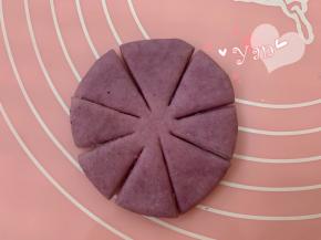 用刀切成八等份，不要切断。