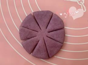 用刀切成八等份，不要切断。