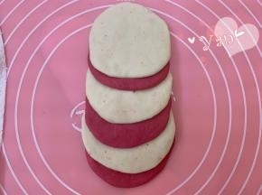 将面皮整个翻过来。