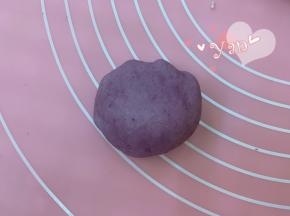 最后做花朵馒头。白面团加适量紫薯粉揉匀，即为紫面团。