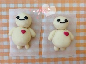 取1g白色面团加入适量红甜菜粉，取一小点面团搓成小水滴，按扁后用牙签从顶部往中间压一下，就是心形。沾水粘在身体上。盖保鲜膜发酵至明显变大。