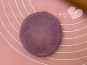 取一紫色面团擀成面片，不用太薄。