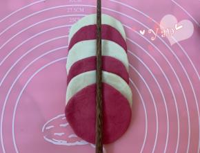 用手掌心按扁，擀成小圆片，不同颜色整齐重叠排好。筷子在中间压一条线，不要压断面皮。