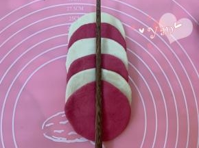 用手掌心按扁，擀成小圆片，不同颜色整齐重叠排好。筷子在中间压一条线，不要压断面皮。