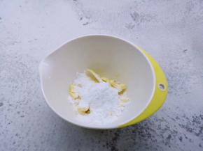 首先将软化好的黄油，放入较深一点的器具中，加入糖粉，用铲子翻拌均匀。