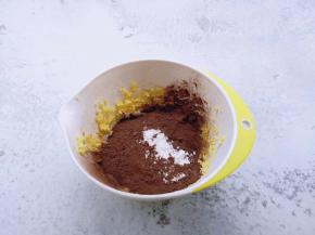 将打发的黄油分成相同的两份，一份加入150克低筋面粉，一份加入135克低筋面粉与15克可可粉，翻拌至无干粉。