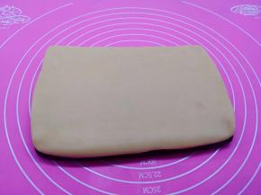 再把原味的叠加在上面，包上保鲜膜，放入冰箱“冷冻室” 冷冻30分钟左右。