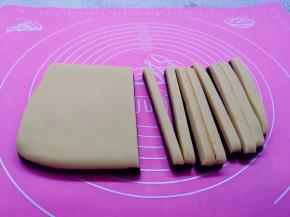 取出冷冻好的面饼，再切出自己喜欢的长条。