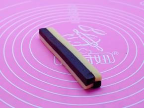 取一长条，一条原味朝上，一条可可味朝上，如图所示拼接法，之后包上保鲜膜，放入冰箱“冷冻室” 冻约1小时候左右，时间可以自己掌握，冻硬即可。