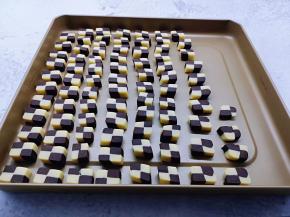 再切出约0.3-0.4厘米的片装，再摆放在不粘烤盘中。