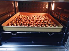 将烤盘入提前预热好的烤箱中层。(175度预热5分钟)