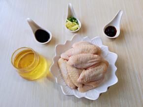准备食材，鸡翅洗干净，冷水泡30分钟。