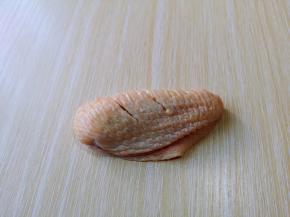 泡好的鸡翅用刀在鸡翅上划两刀，依次做完。