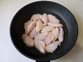 将鸡翅焯水，冷水下锅，大火烧开，煮2分钟，捞出用冷水反复冲洗，将鸡翅上的杂质冲洗干净。