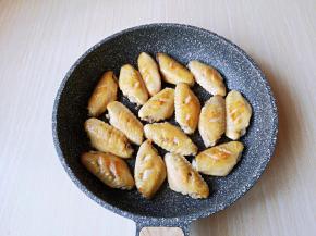 煎至两面金黄。