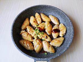 加入提前切好的葱姜蒜，再加入蚝油，小火翻炒均匀。