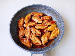 煮制汤汁浓郁即可关火，撒上熟白芝麻。