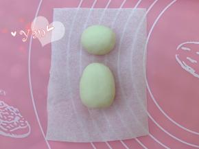 取15g面团揉成稍微有点椭圆形的头，25g面团揉成鸡蛋状的身体。头跟身体摆放的距离为1cm。