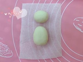 取15g面团揉成稍微有点椭圆形的头，25g面团揉成鸡蛋状的身体。头跟身体摆放的距离为1cm。