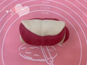 从一侧慢慢卷起来。