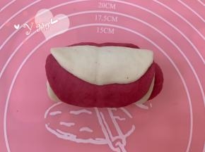 从一侧慢慢卷起来。