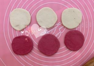 接着做玫瑰花馒头。红色面团和白色面团各取3等份。