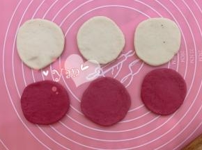 接着做玫瑰花馒头。红色面团和白色面团各取3等份。