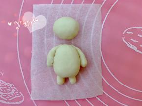 取2g揉成水滴状，作为手臂。取1g揉成短水滴状，作为腿。