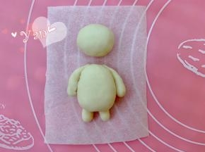 取2g揉成水滴状，作为手臂。取1g揉成短水滴状，作为腿。